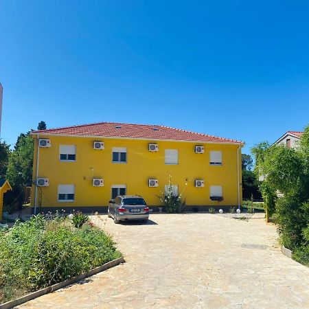 Spacious Apartment Close To The Sea In Kastel Luksic Kastela Bagian luar foto
