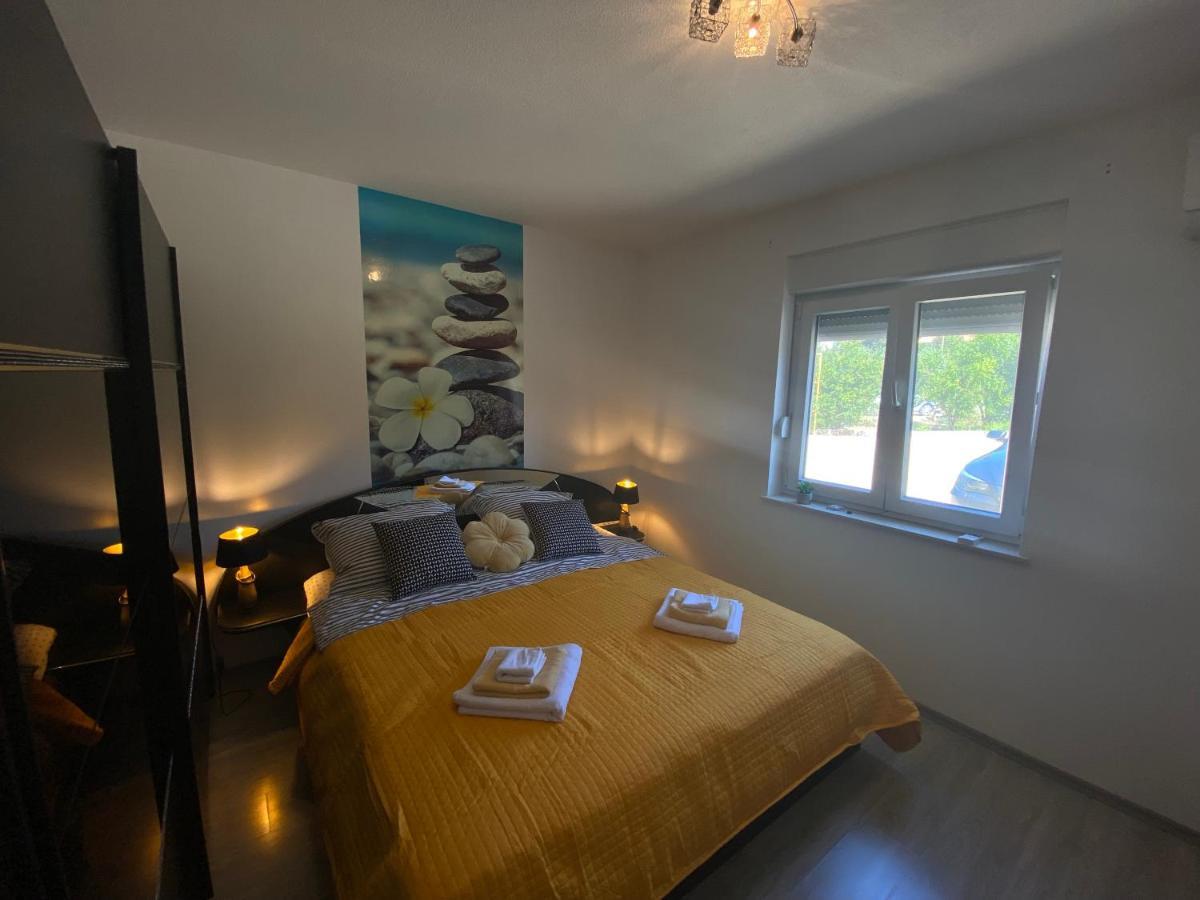 Spacious Apartment Close To The Sea In Kastel Luksic Kastela Bagian luar foto