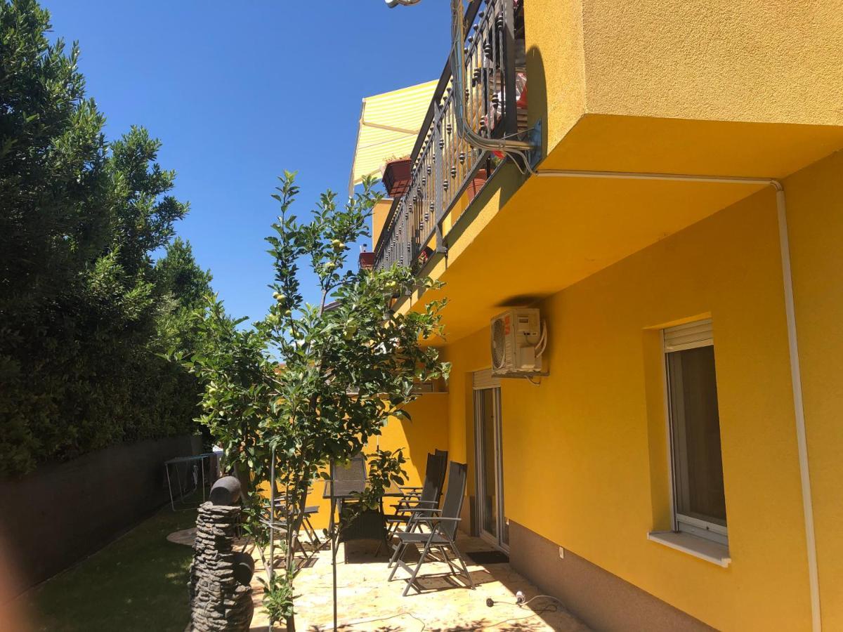 Spacious Apartment Close To The Sea In Kastel Luksic Kastela Bagian luar foto