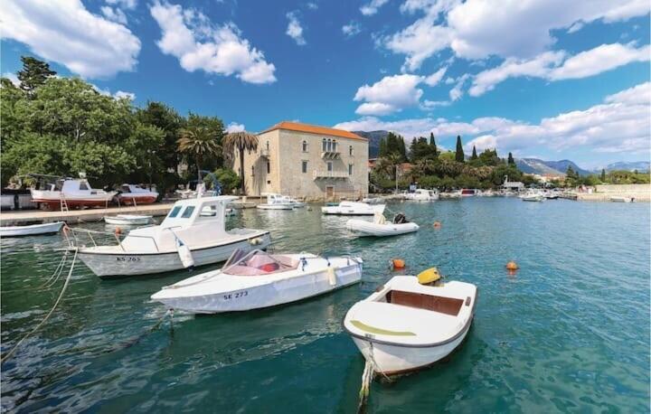 Spacious Apartment Close To The Sea In Kastel Luksic Kastela Bagian luar foto