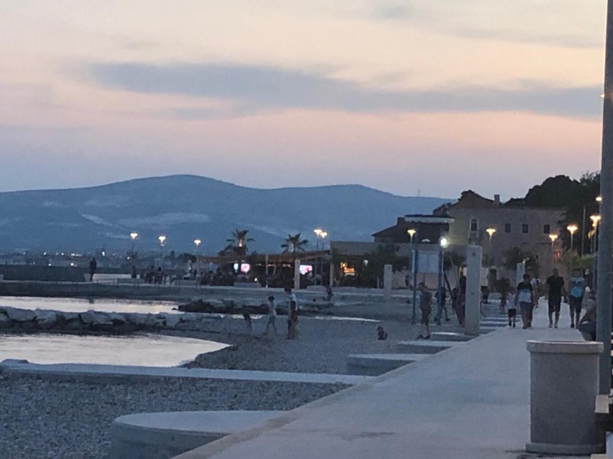Spacious Apartment Close To The Sea In Kastel Luksic Kastela Bagian luar foto