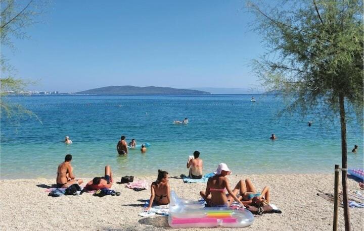 Spacious Apartment Close To The Sea In Kastel Luksic Kastela Bagian luar foto