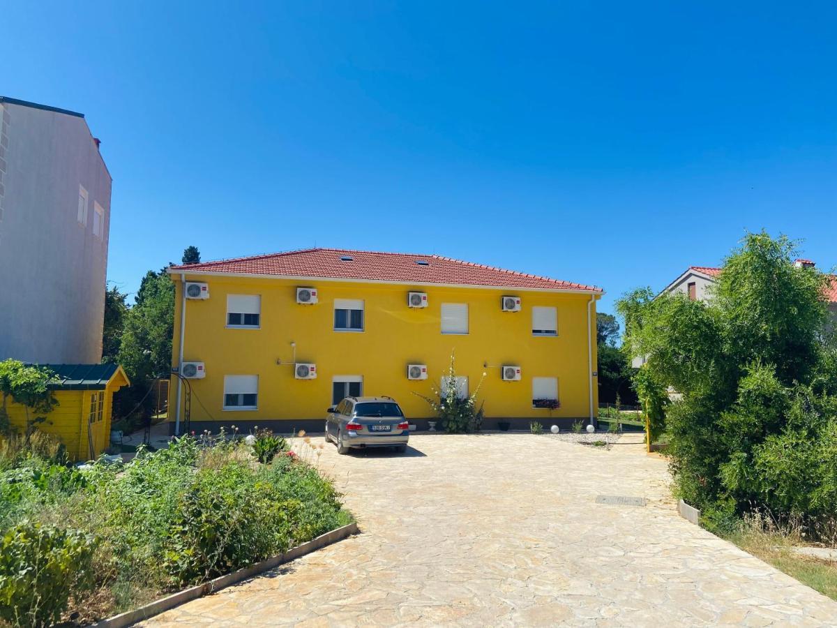 Spacious Apartment Close To The Sea In Kastel Luksic Kastela Bagian luar foto