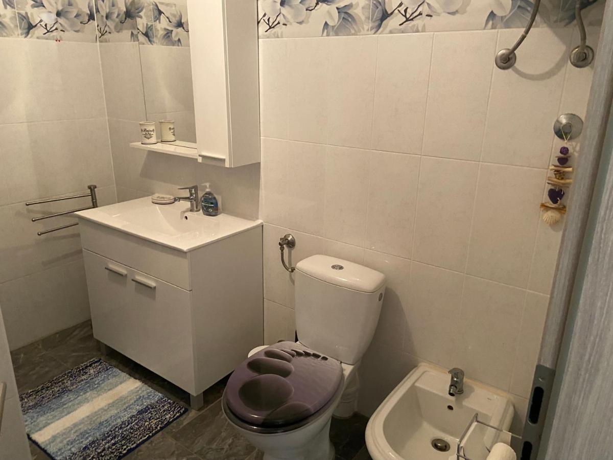 Spacious Apartment Close To The Sea In Kastel Luksic Kastela Bagian luar foto