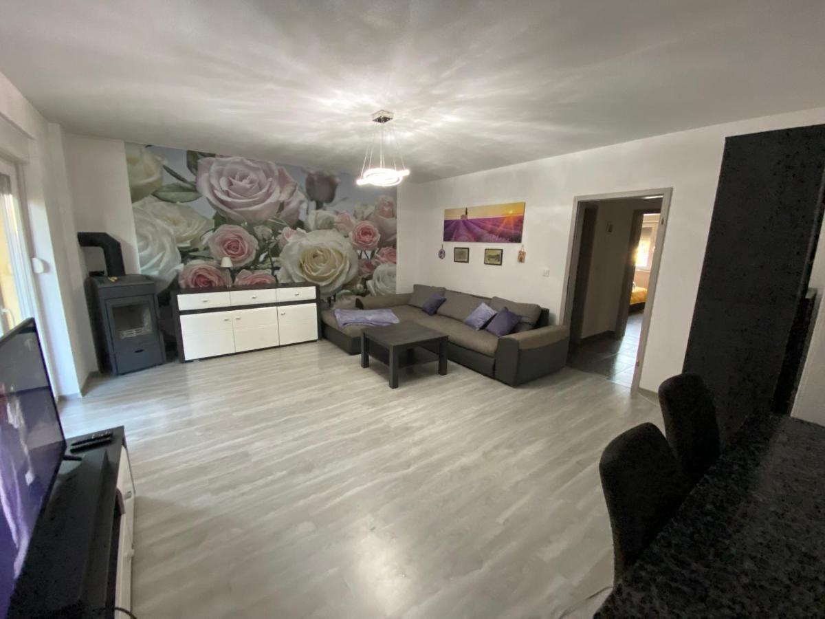 Spacious Apartment Close To The Sea In Kastel Luksic Kastela Bagian luar foto