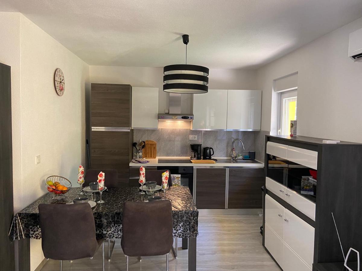 Spacious Apartment Close To The Sea In Kastel Luksic Kastela Bagian luar foto
