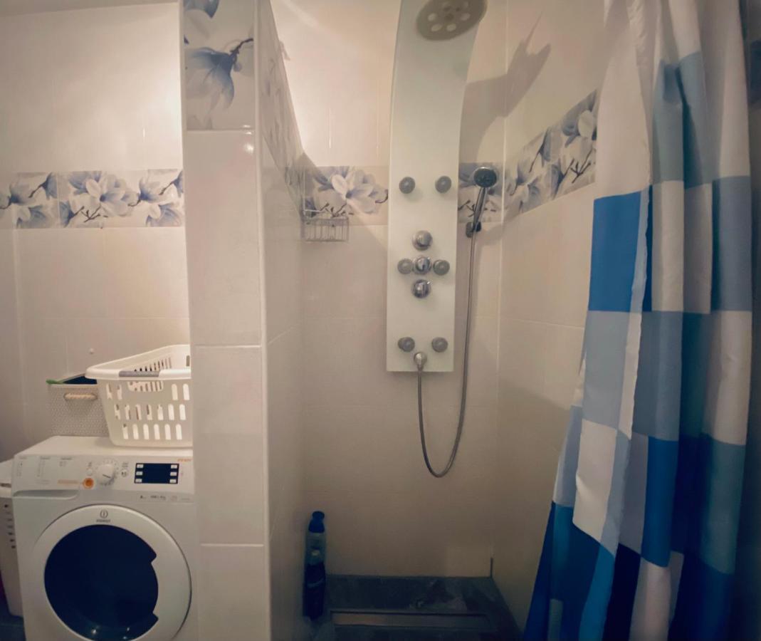 Spacious Apartment Close To The Sea In Kastel Luksic Kastela Bagian luar foto