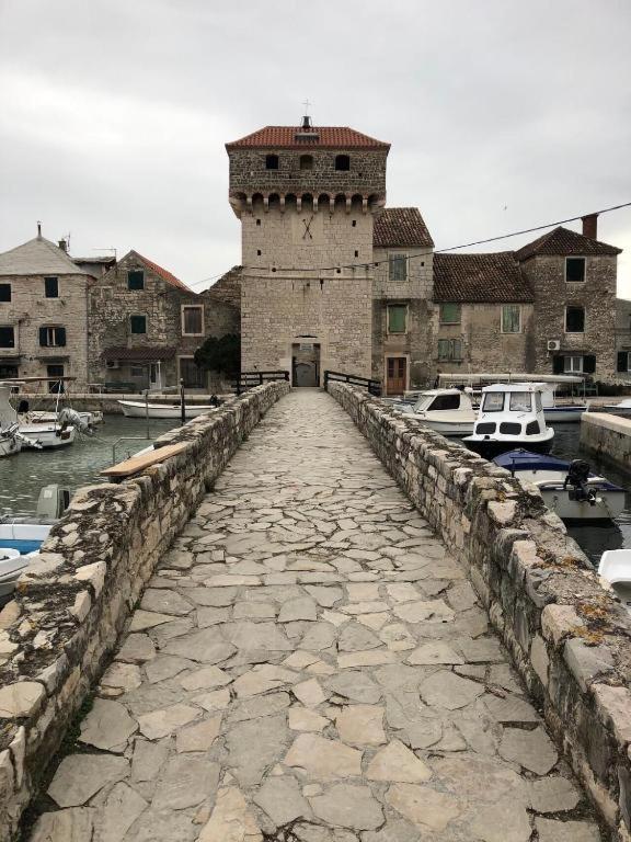 Spacious Apartment Close To The Sea In Kastel Luksic Kastela Bagian luar foto