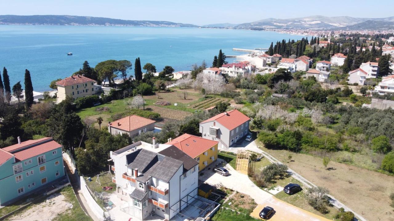 Spacious Apartment Close To The Sea In Kastel Luksic Kastela Bagian luar foto