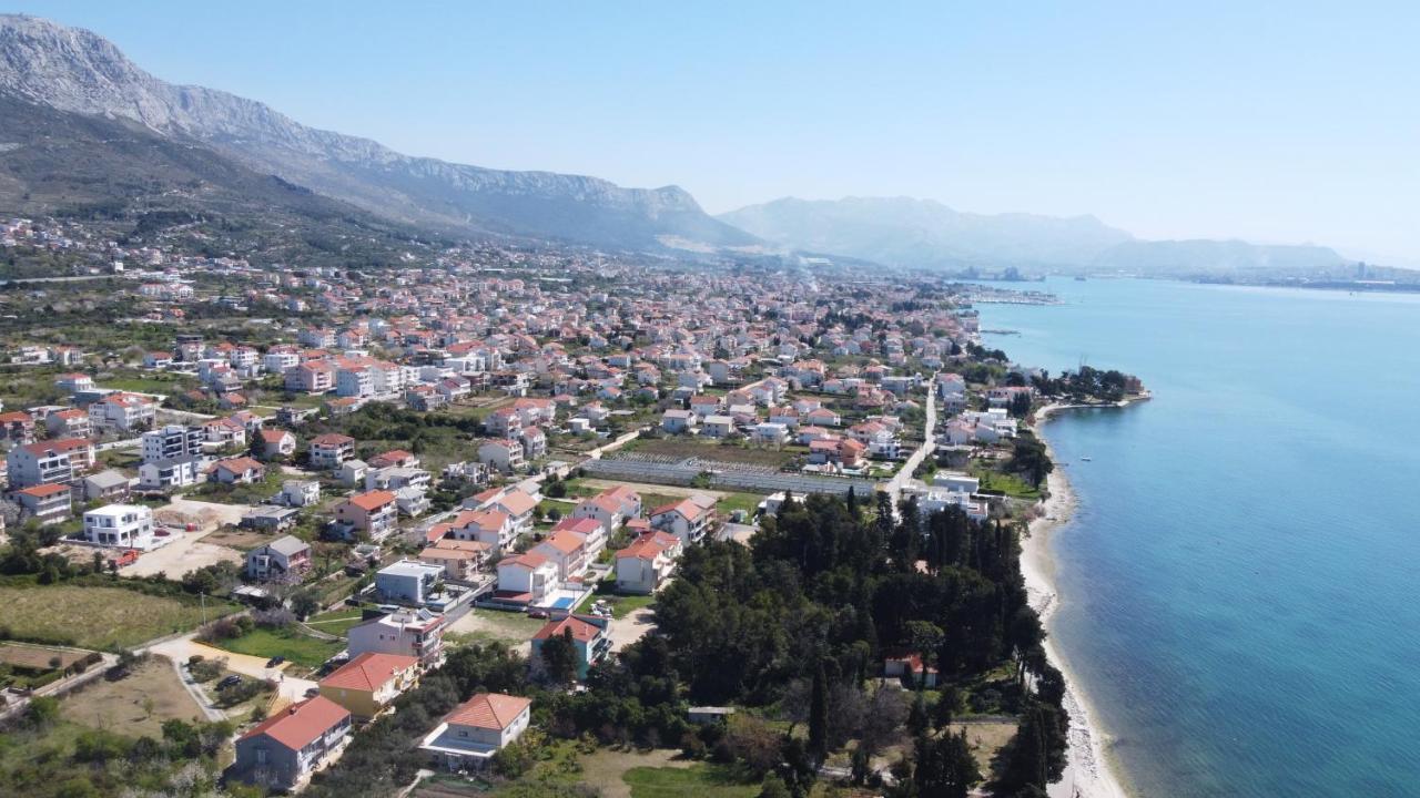 Spacious Apartment Close To The Sea In Kastel Luksic Kastela Bagian luar foto