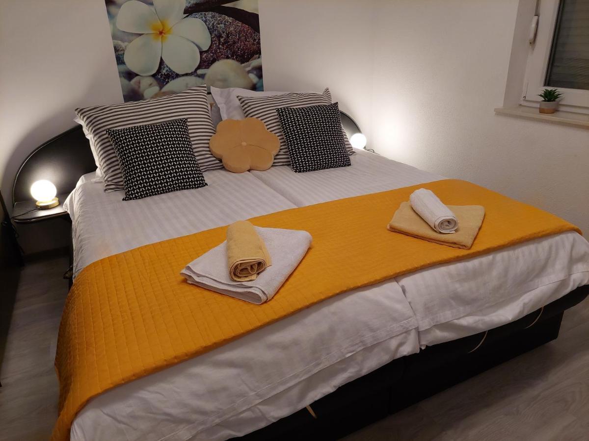 Spacious Apartment Close To The Sea In Kastel Luksic Kastela Bagian luar foto