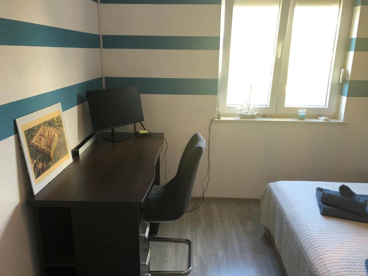 Spacious Apartment Close To The Sea In Kastel Luksic Kastela Bagian luar foto