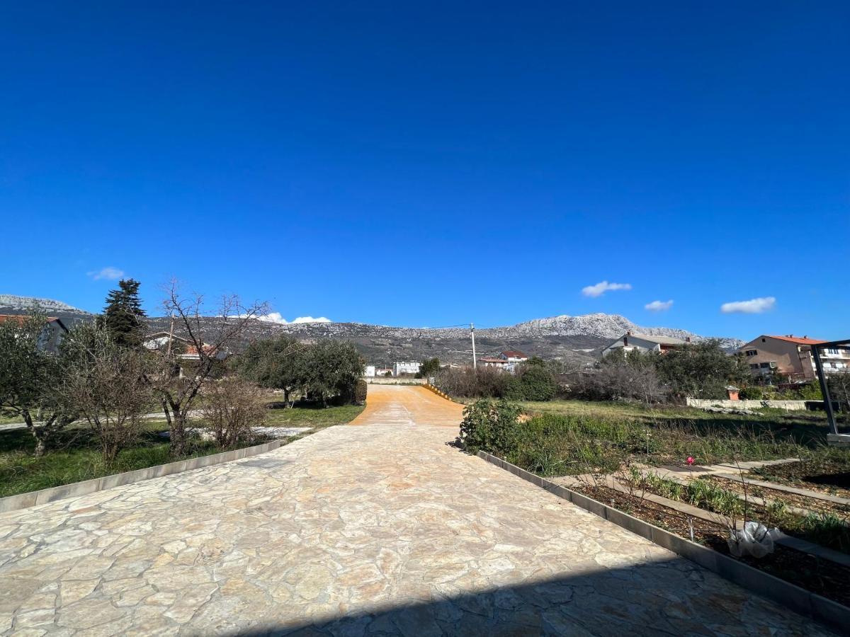 Spacious Apartment Close To The Sea In Kastel Luksic Kastela Bagian luar foto