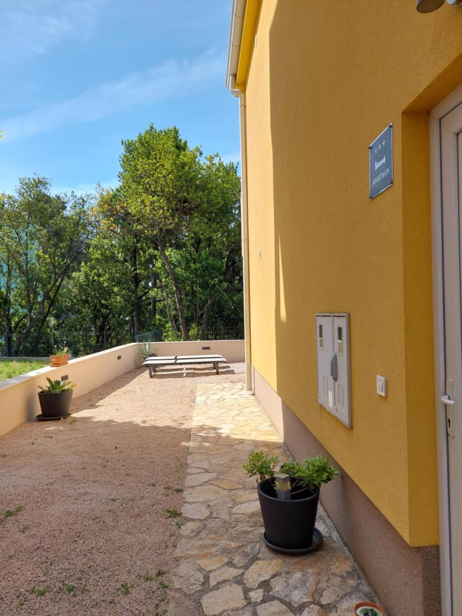 Spacious Apartment Close To The Sea In Kastel Luksic Kastela Bagian luar foto