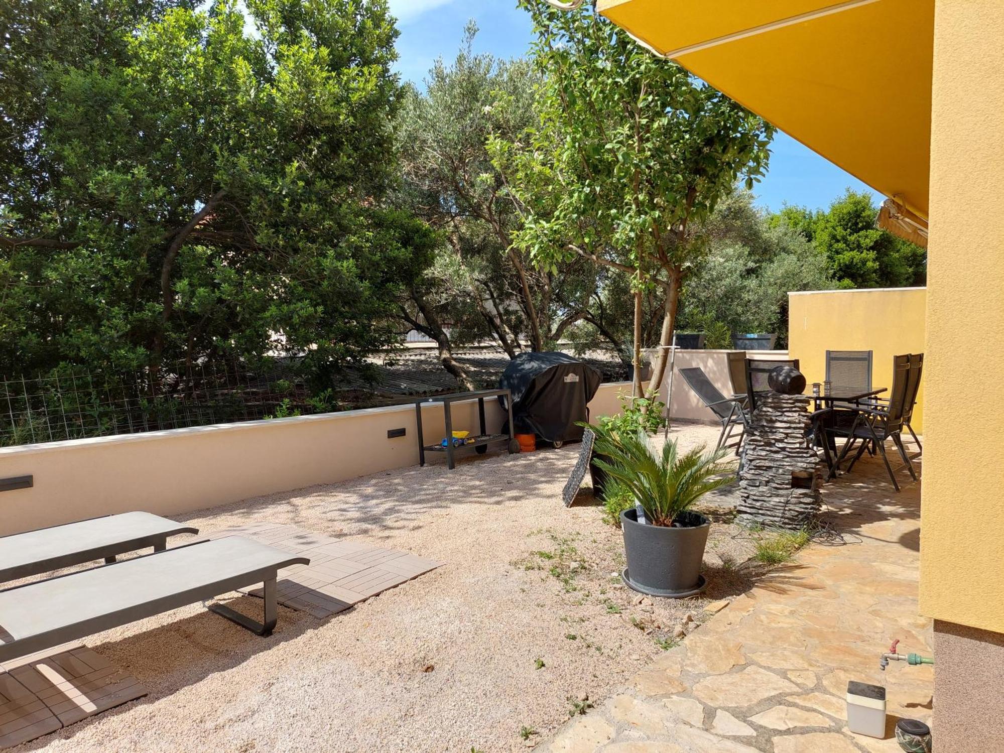 Spacious Apartment Close To The Sea In Kastel Luksic Kastela Bagian luar foto