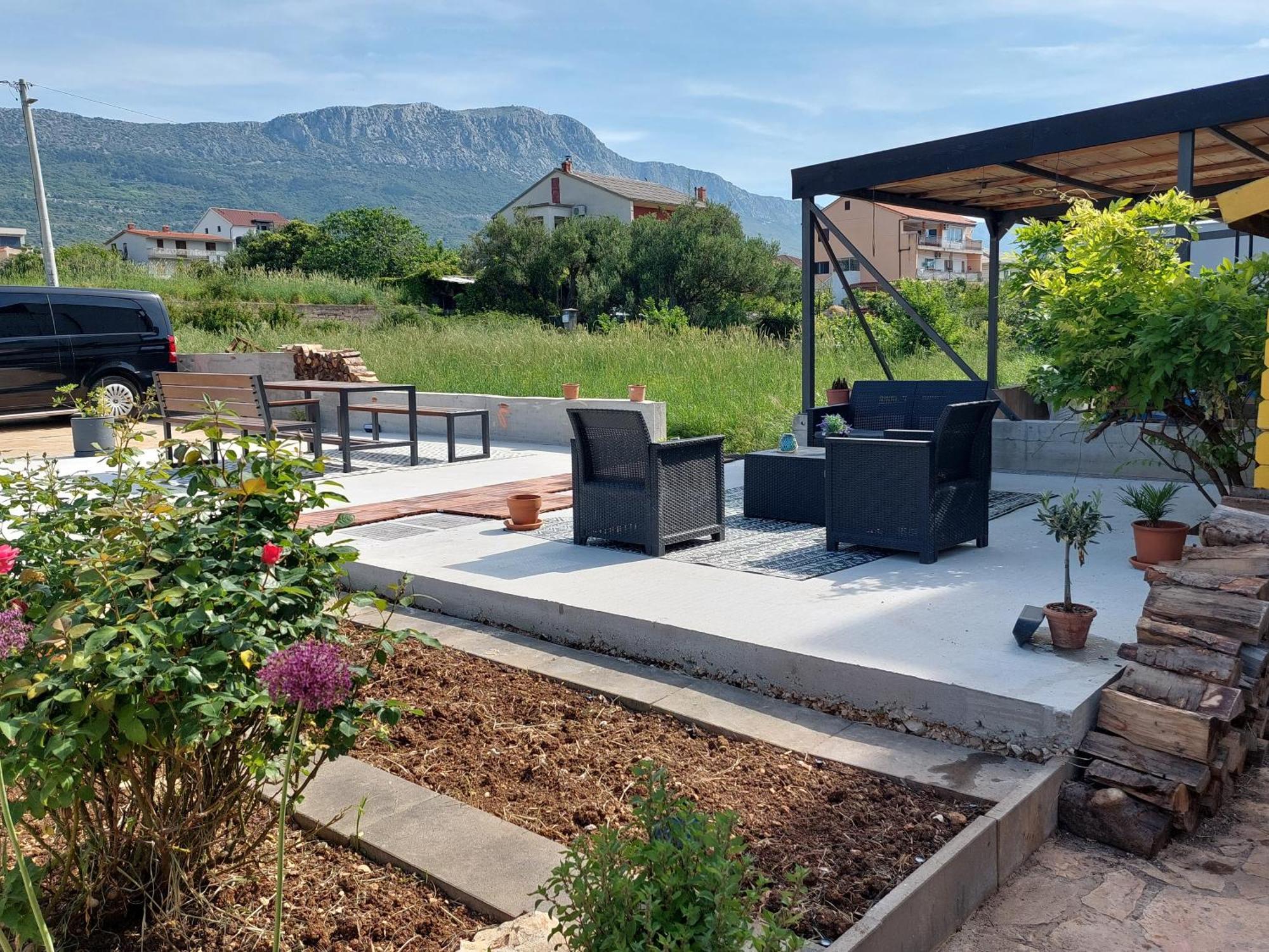 Spacious Apartment Close To The Sea In Kastel Luksic Kastela Bagian luar foto
