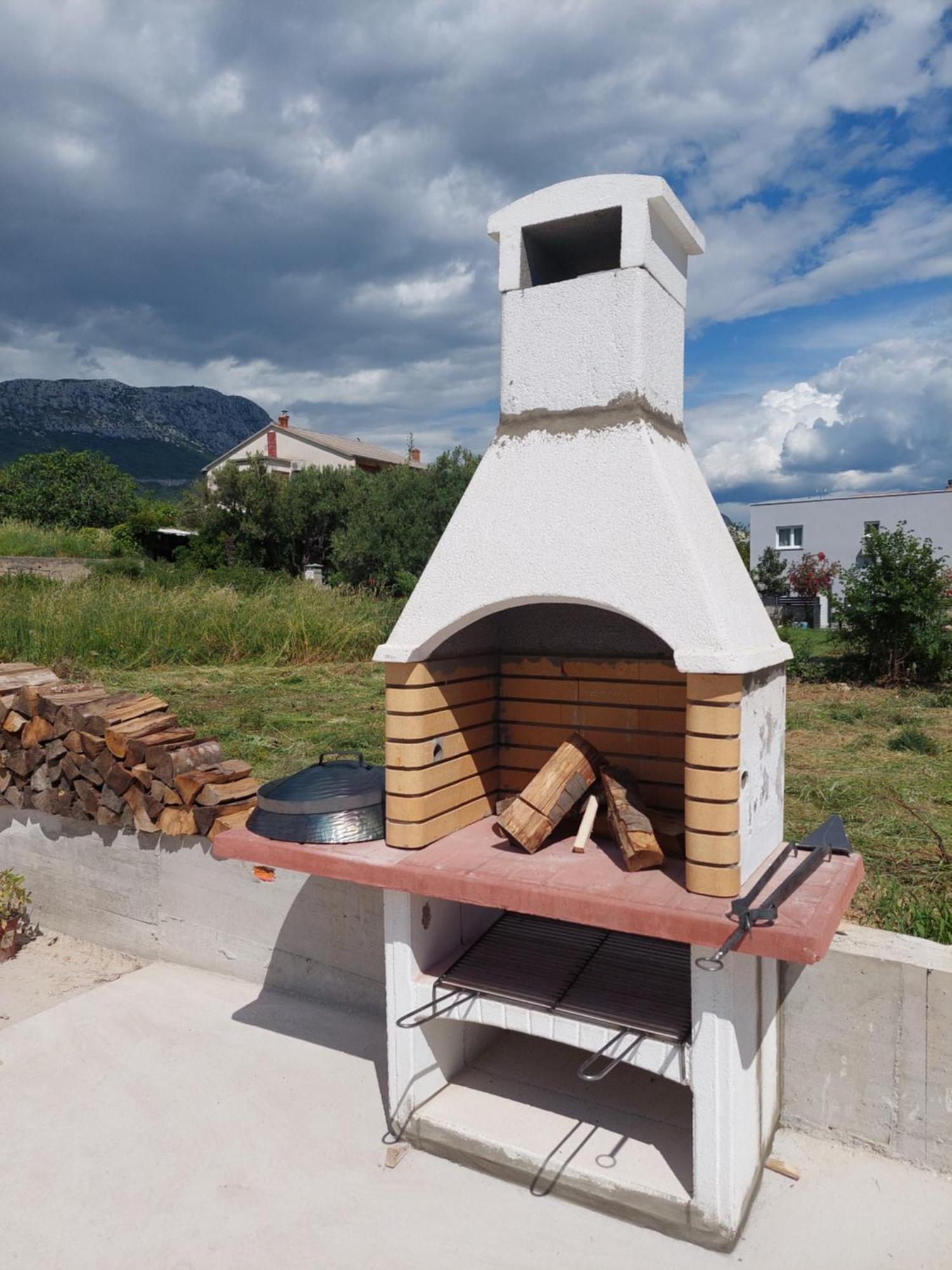 Spacious Apartment Close To The Sea In Kastel Luksic Kastela Bagian luar foto